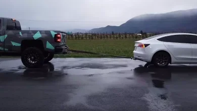 Tesla Model 3 ile Chevrolet Silverado Duramax Halat Çekme