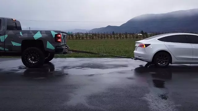 Tesla Model 3 ile Chevrolet Silverado Duramax Halat Çekme