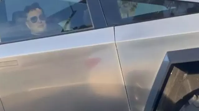 Elon Musk, Tesla Cybertruck ile Gezerken Görüntülendi