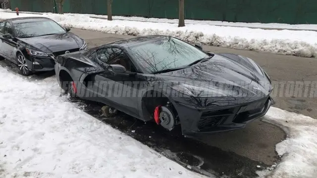 Tekerlekleri Çalınan 2020 Chevrolet Corvette C8 (Video) 1 Tekerlekleri Çalınan 2020 Chevrolet Corvette C8 (Video)