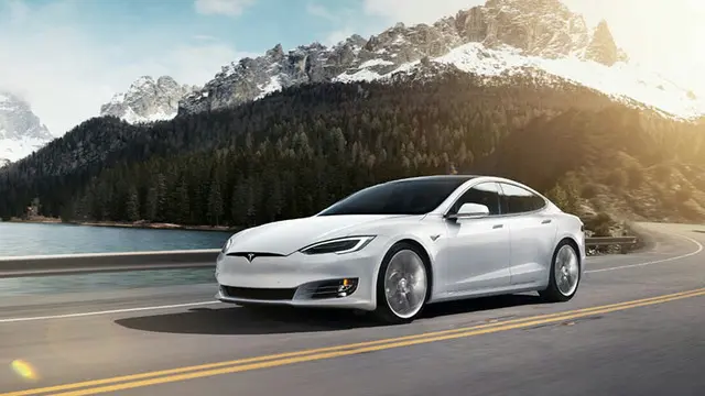 Tesla Model S, Son 10 Yılın En İyi Aracı Seçildi