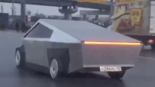 Tesla Cybertruck Kopyası Bir Araç Rusya'da Yola Çıktı