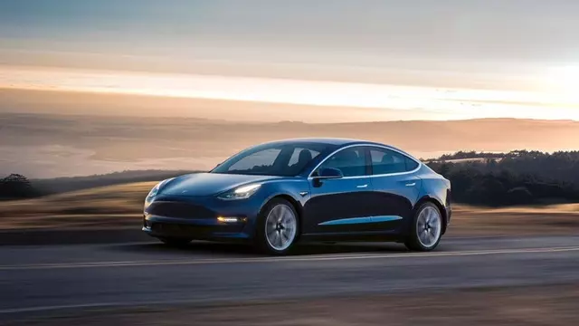 Tesla Model 3, Akıllı Telefondan Daha Az Batarya Tüketiyor