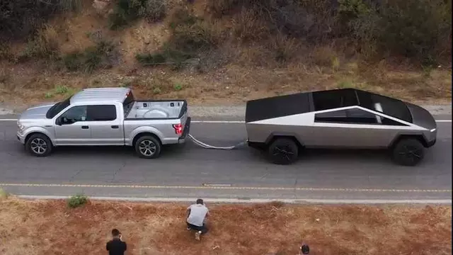 Cybertruck ve Ford F150 Halat Çekme Yarışına Tutuştu (Video)