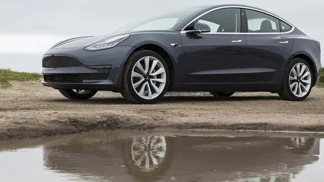 Tesla Model 3'ün Sudaki Meziyetlerini Gösteren Video