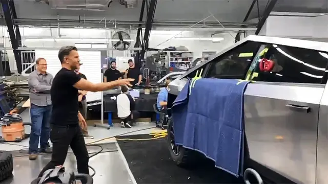 Tesla Cybertruck'ın Camının Sağlamlığını Gösteren Video