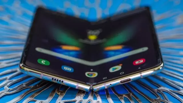 Samsung, Apple’a Katlanır Ekran Sevkiyatına Başladı