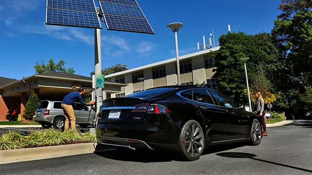 Tesla'nın Açılmayan Kapısı Sebebiyle Bir Adam Öldü 1 Tesla'nın Açılmayan Kapısı Nedeniyle Bir Adam Öldü