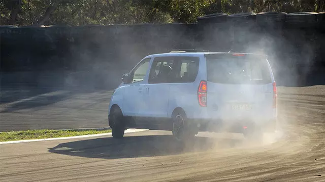 Hyundai, 8 Kişilik Minibüsü iMax’i Drift Aracına Çevirdi