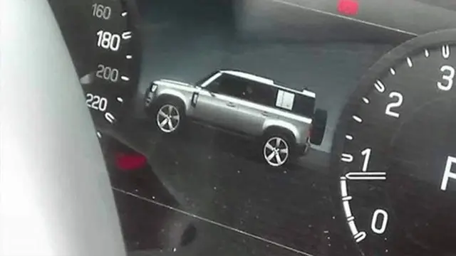 Land Rover Defender, Bond Filminin Setinde Görüntülendi