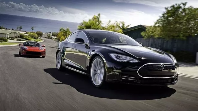 Tesla Otomobillerde Netflix ve Hulu İzlenebilecek