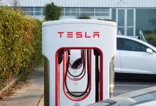 Şarj İstasyonunu Park Yeri Olarak Kullanan Tesla Model S