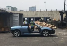 Kaçak Ferrari'yi Bulldozerle Ezdiler (Video)