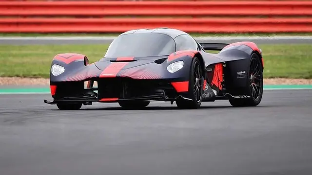 Asfalta İnen Aston Martin Valkyrie’nin Motor Sesi (Video)
