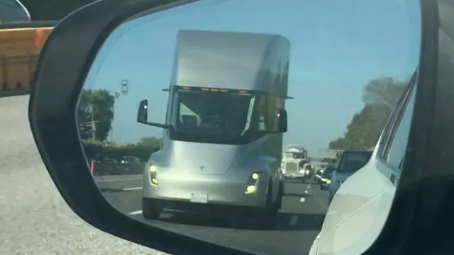 Tesla Semi, Sürücüsüz Şekilde İlerlerken Görüntülendi