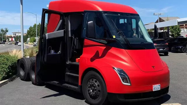 Tesla Semi'nin Prototipi İlk Kez Görüntülendi