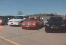 Modern Araba Yarışı Etkinliği Eski Bir Kamerayla Çekildi