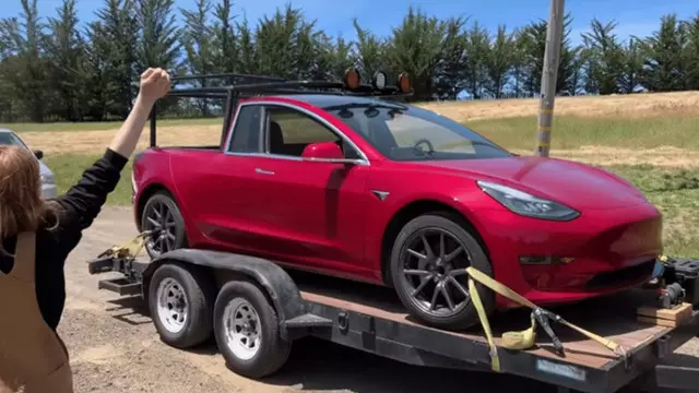Bir Kadın, Tesla'sını Pikaba Dönüştürdü (Video)