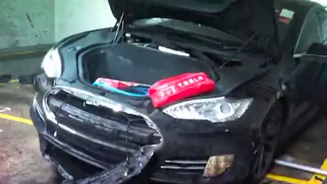 Tesla Model S, Bir Kez Daha Park Halindeyken Yandı