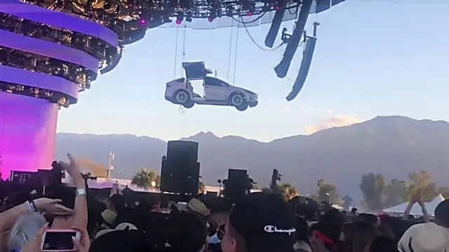 Jaden Smith Konserinde Tesla Model X Şovu