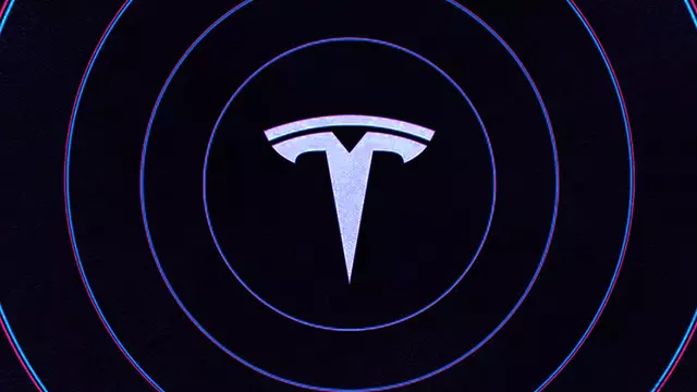Tesla, Kırmızı Işıkta Uyarı Veren Özelliğini Dağıtıyor