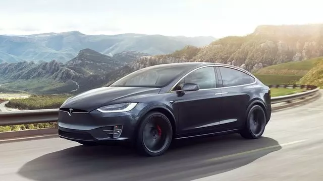 Tesla Model X Direksiyonunda Uyuyan Adama Tepki: Uyan Aptal