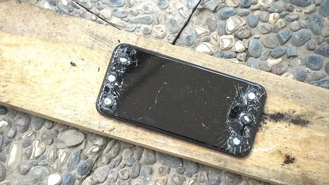 iPhone SE 2020’yi Gazlı Çivi Tabancası İle Ofise Çaktık!