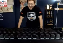 Bir Profesyonel Oyuncu Masa Kadar Klavyeyle Oyun Oynadı