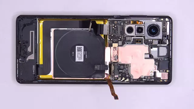 Motorola Edge+, Parçalarına Ayrıldı (Video)