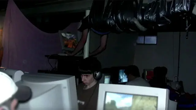 Tavana Bantlanmış Oyuncunun Gizemi Çözülüyor 1 Tavana Bantlanmış Oyuncunun Gizemi Çözülüyor