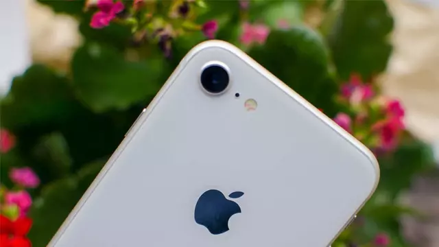 iPhone 9'u Kanlı Canlı Gösterdiği İddia Edilen Fotoğraf
