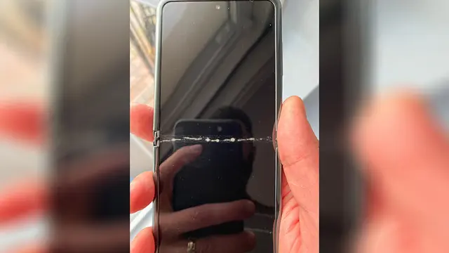 Ekran Kırılma Problemi, Bir Galaxy Z Flip'te Ortaya Çıktı 1 Ekran Kırılma Problemi, Bir Galaxy Z Flip'te Ortaya Çıktı