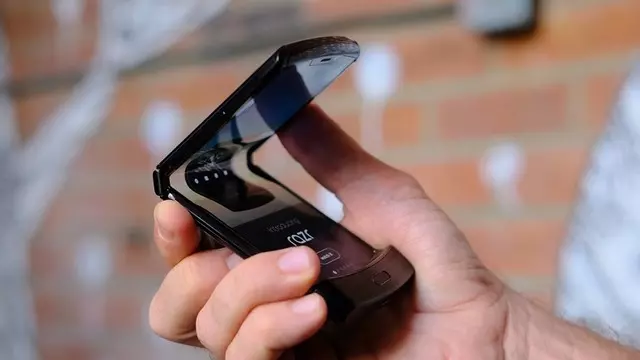 Motorola Razr'ın Menteşesi, 27 Bin Katlamada Bozuldu