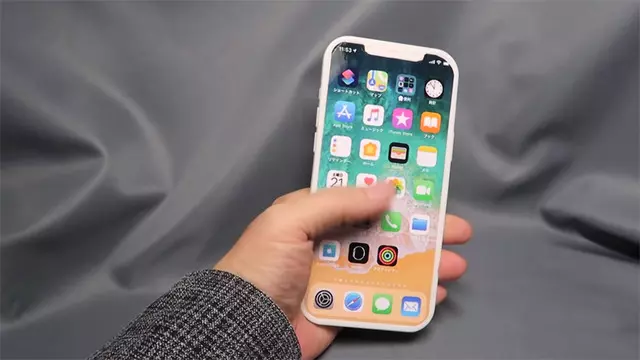 iPhone 12'nin Tasarımını Gösteren Plastik Maketler