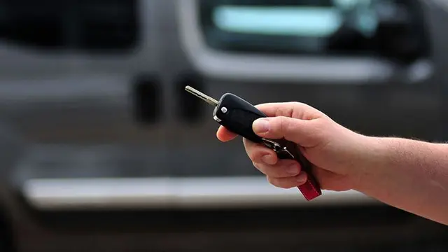 İlandaki Otomobili Kendisininmiş Şeklinde Başkasına Sattı 1 İlandaki Otomobili Kendisininmiş Gibi Başkasına Sattı