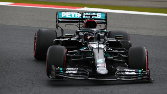 Hamilton Schumacher'in Rekorunu Egale Etmeyi Başardı