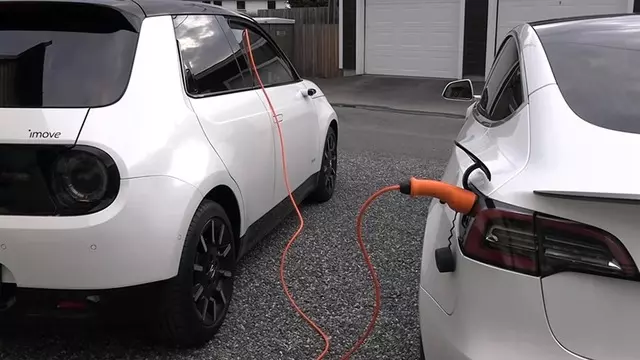 Honda e ile Tesla Model 3'ü Şarj Etmeyi Denendi (Video) 1 Honda e ile Tesla Model 3'ü Şarj Etmeyi Denendi (Video)