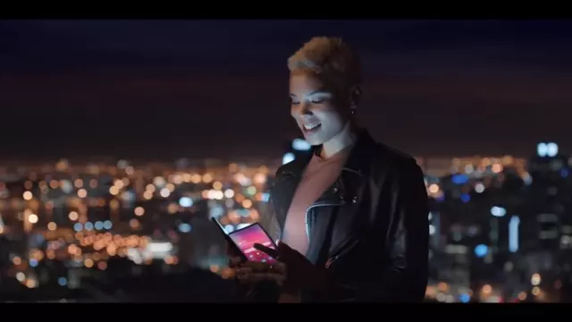 Samsung, Galaxy Flex İçin Bir Video Yayınladı