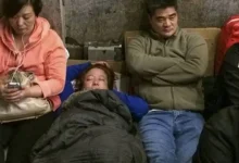 Apple Store Önünde Kuyruk Oluşturan Yaşlı Çinliler