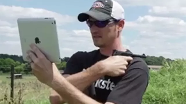 iPad ile Silah Gösterisi